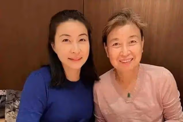 郭晶晶67歲的母親令人敬佩,近些年衰老明顯,她對女兒的幫助很大