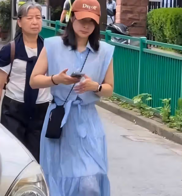 郭晶晶67歲的母親令人敬佩,近些年衰老明顯,她對女兒的幫助很大