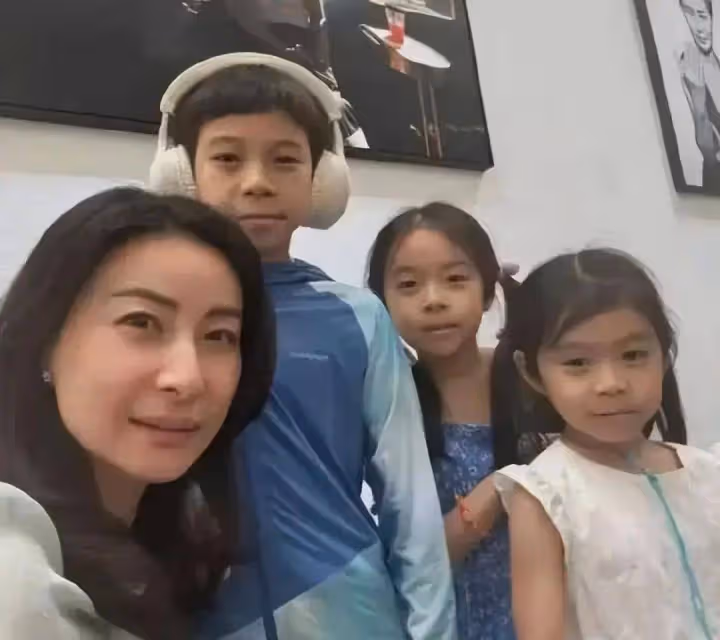郭晶晶67歲的母親令人敬佩,近些年衰老明顯,她對女兒的幫助很大