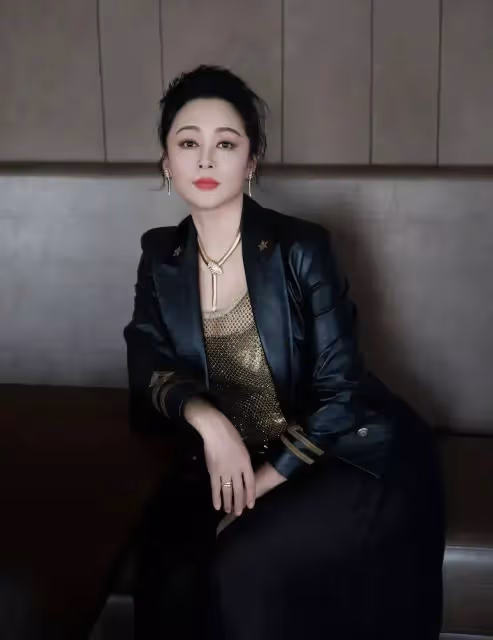55歲的陳紅也醫美了,看著挺成功的,最起碼年輕了十歲