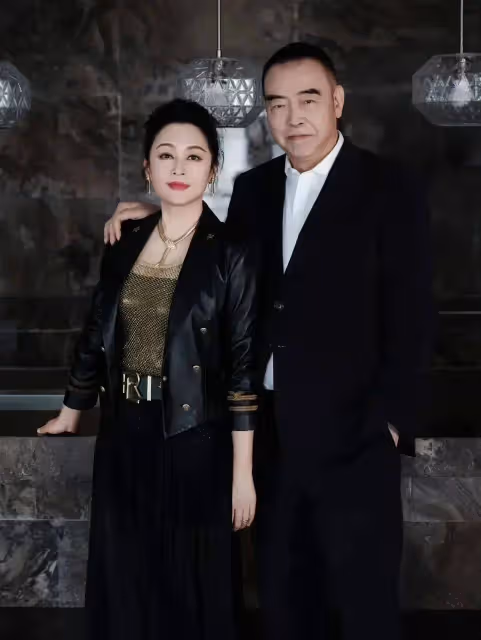 55歲的陳紅也醫美了,看著挺成功的,最起碼年輕了十歲