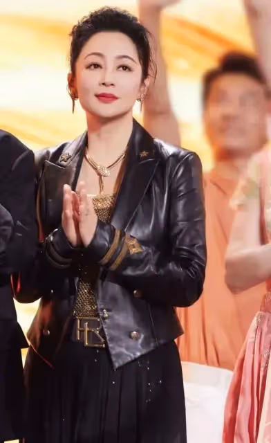 55歲的陳紅也醫美了,看著挺成功的,最起碼年輕了十歲