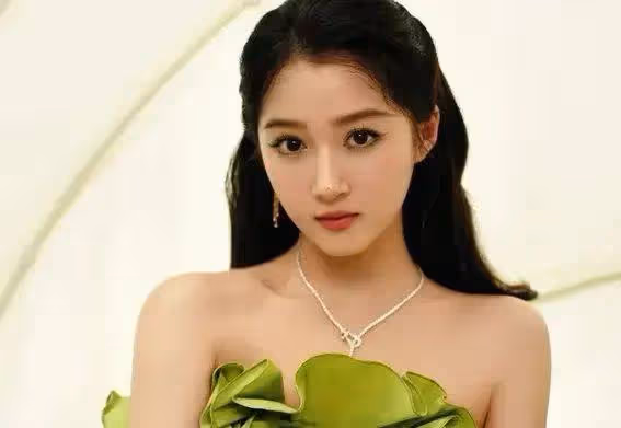 年過26曲未娶!關曉彤發福微凸惹懷孕猜測,鹿晗被逼交代
