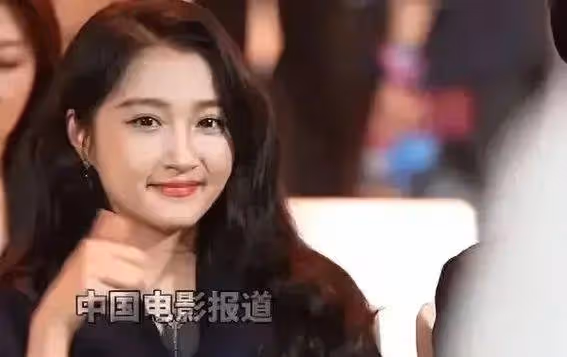年過26曲未娶!關曉彤發福微凸惹懷孕猜測,鹿晗被逼交代