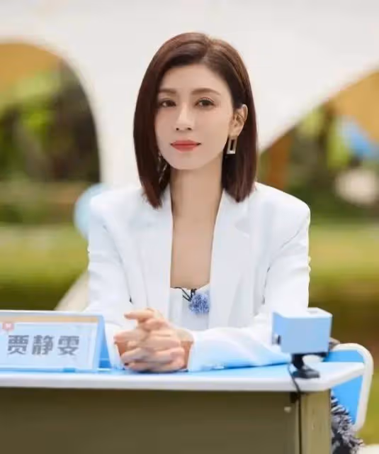 49歲賈靜雯機場現身,狂粉擁簇合影求籤名,神仙姐姐美照曲線驚艷全場