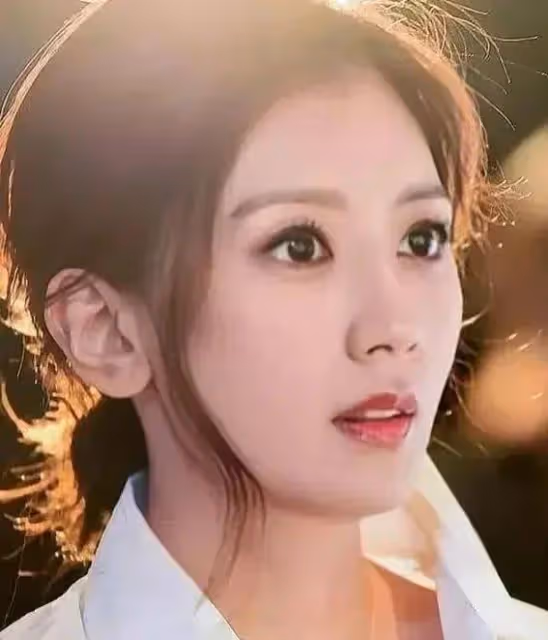 49歲賈靜雯機場現身,狂粉擁簇合影求籤名,神仙姐姐美照曲線驚艷全場