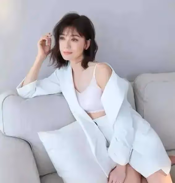 49歲賈靜雯機場現身,狂粉擁簇合影求籤名,神仙姐姐美照曲線驚艷全場