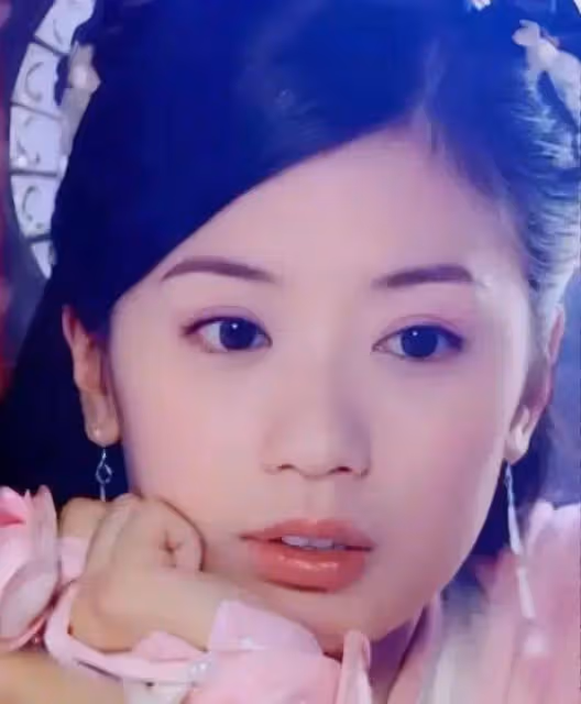 49歲賈靜雯機場現身,狂粉擁簇合影求籤名,神仙姐姐美照曲線驚艷全場