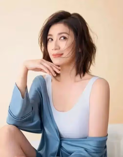 49歲賈靜雯機場現身,狂粉擁簇合影求籤名,神仙姐姐美照曲線驚艷全場