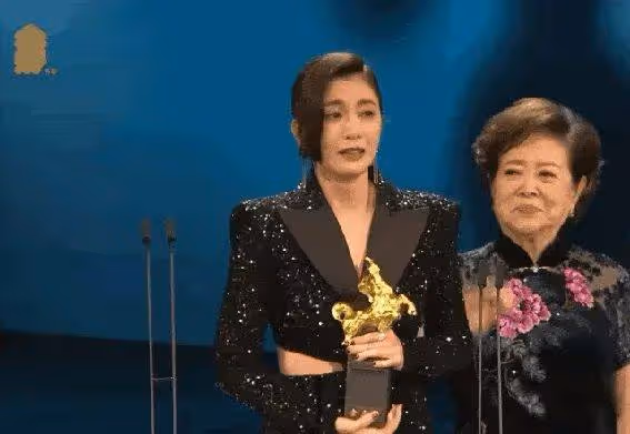 49歲賈靜雯機場現身,狂粉擁簇合影求籤名,神仙姐姐美照曲線驚艷全場