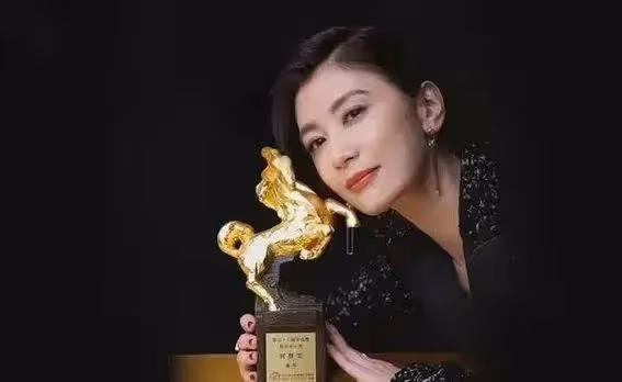 49歲賈靜雯機場現身,狂粉擁簇合影求籤名,神仙姐姐美照曲線驚艷全場