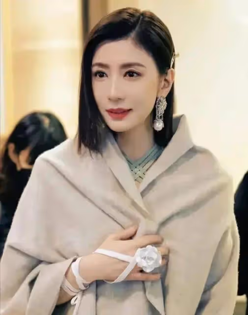 49歲賈靜雯機場現身,狂粉擁簇合影求籤名,神仙姐姐美照曲線驚艷全場
