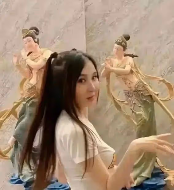 57歲蕭薔驚艷亮相!揭秘她的逆齡秘訣,讓你也能美過20歲的自己