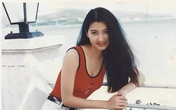 洪欣驚艷崛起!一個動作讓全港男星心跳加速,她如何征服觀眾?