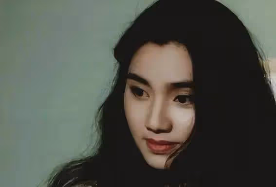 洪欣驚艷崛起!一個動作讓全港男星心跳加速,她如何征服觀眾?