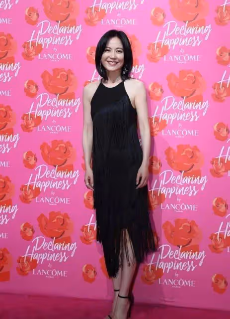 53歲俞飛鴻身穿橙色掛脖裙力壓群芭 成熟魅力綻放驚艷全場