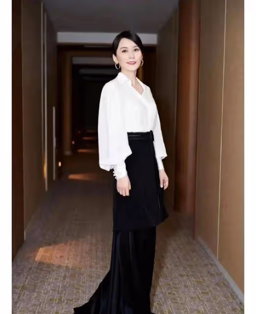53歲俞飛鴻身穿橙色掛脖裙力壓群芭 成熟魅力綻放驚艷全場