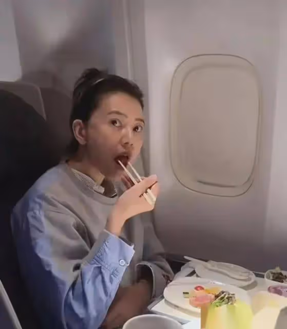 高圓圓44歲凍齡秘訣曝光：藍色套裝里藏著平價驚喜，網友直呼太接地氣
