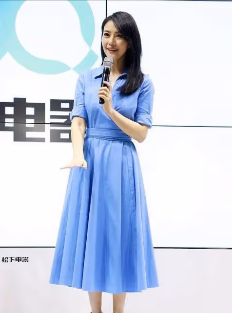 高圓圓44歲凍齡秘訣曝光：藍色套裝里藏著平價驚喜，網友直呼太接地氣