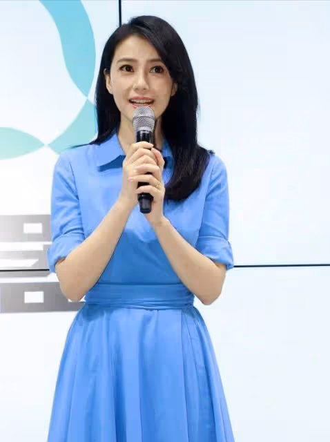 高圓圓44歲凍齡秘訣曝光：藍色套裝里藏著平價驚喜，網友直呼太接地氣