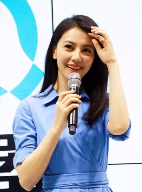 高圓圓44歲凍齡秘訣曝光：藍色套裝里藏著平價驚喜，網友直呼太接地氣
