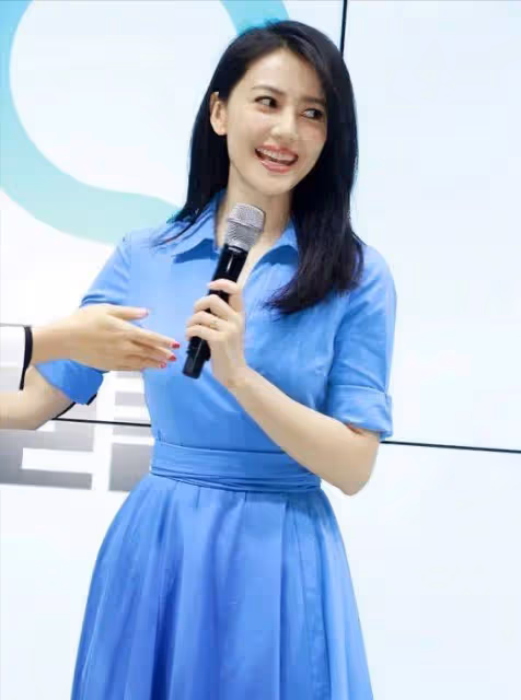 高圓圓44歲凍齡秘訣曝光：藍色套裝里藏著平價驚喜，網友直呼太接地氣