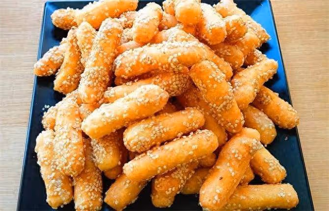 糯米粉最好吃做法,大刀一揮,開水一燙,香甜酥脆,簡單又快速