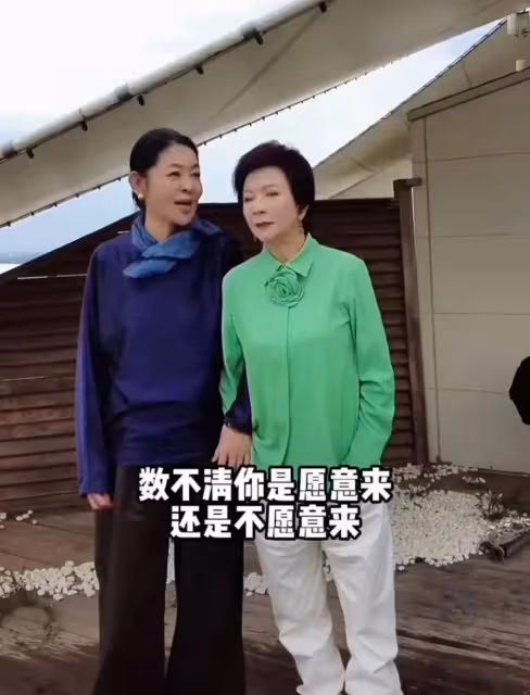倪萍蔡明難得同框,一起現身內蒙古遊玩,二人討論健身知識太可愛