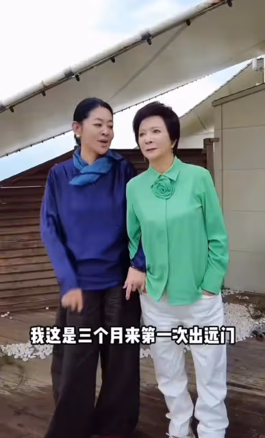 倪萍蔡明難得同框,一起現身內蒙古遊玩,二人討論健身知識太可愛
