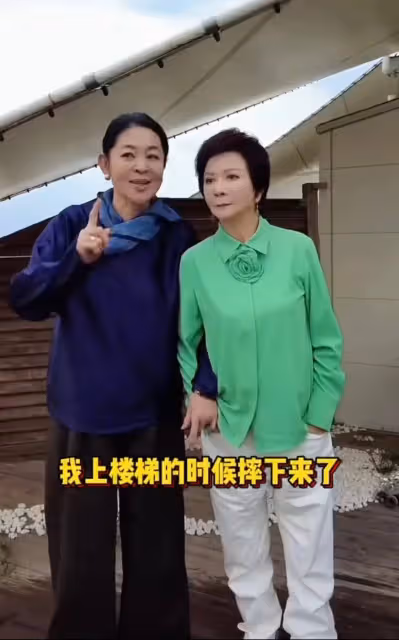 倪萍蔡明難得同框,一起現身內蒙古遊玩,二人討論健身知識太可愛