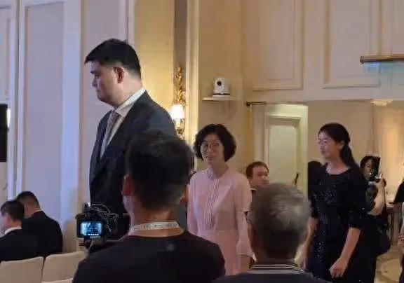 姚基金舉辦新聞發布會,姚明攜妻子女兒一同現身,女兒個子超媽媽