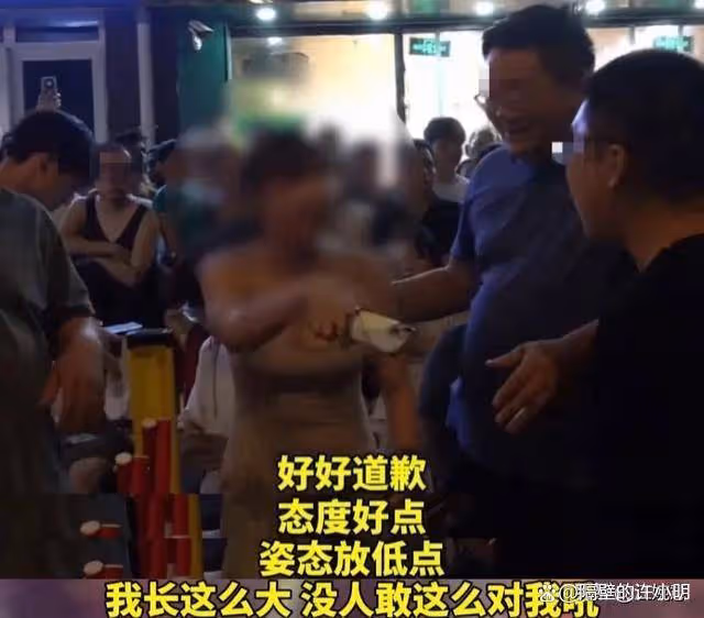 長得好看能為所欲為嗎?上海一女子聲稱好看不想排隊,被警方帶走