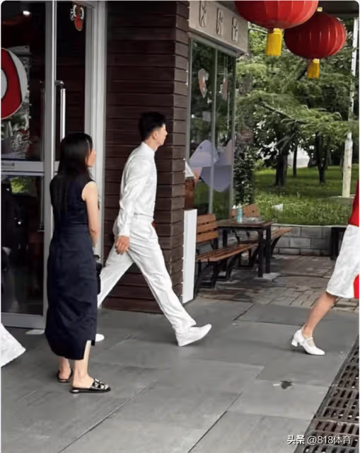 光榮時刻！樊振東理髮後意氣風發，馬龍白衣英姿，共赴奧運表彰盛會