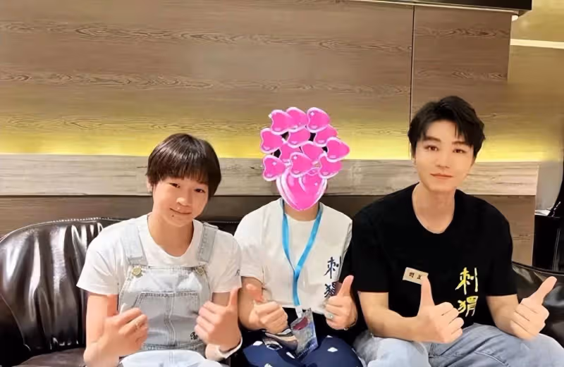 一時不知道該羨慕誰！全紅嬋王俊凱首映禮後合影