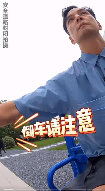 吳彥祖騎三輪車開工,本人低調接地氣,同樣騎三輪他為什麼那麼帥