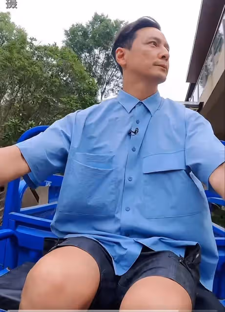 吳彥祖騎三輪車開工,本人低調接地氣,同樣騎三輪他為什麼那麼帥