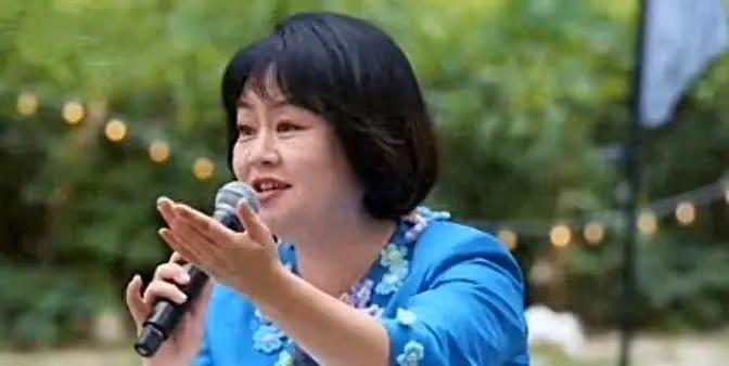 58歲鞠萍近況曝光!印第安紋明顯一臉兇相,知情人曝其兩副面孔