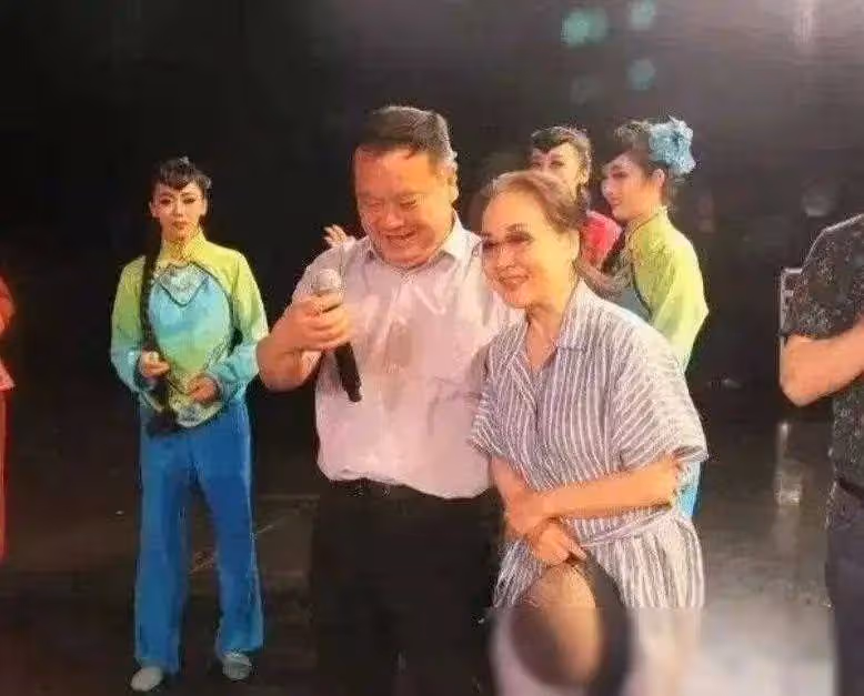 被騙了63年!80歲李谷一摘掉假髮、卸掉濃妝,真實樣貌曝光,自然老去很美
