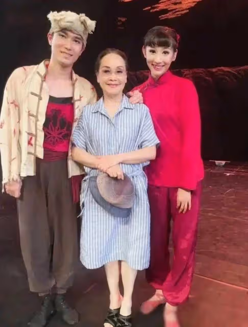 被騙了63年!80歲李谷一摘掉假髮、卸掉濃妝,真實樣貌曝光,自然老去很美
