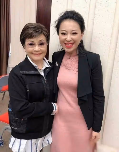 被騙了63年!80歲李谷一摘掉假髮、卸掉濃妝,真實樣貌曝光,自然老去很美