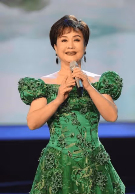 被騙了63年!80歲李谷一摘掉假髮、卸掉濃妝,真實樣貌曝光,自然老去很美