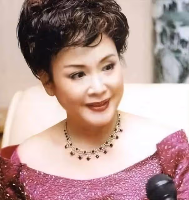 被騙了63年!80歲李谷一摘掉假髮、卸掉濃妝,真實樣貌曝光,自然老去很美