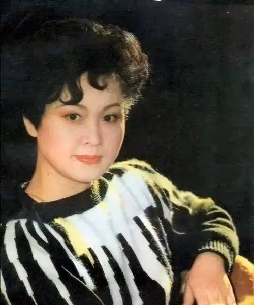被騙了63年!80歲李谷一摘掉假髮、卸掉濃妝,真實樣貌曝光,自然老去很美