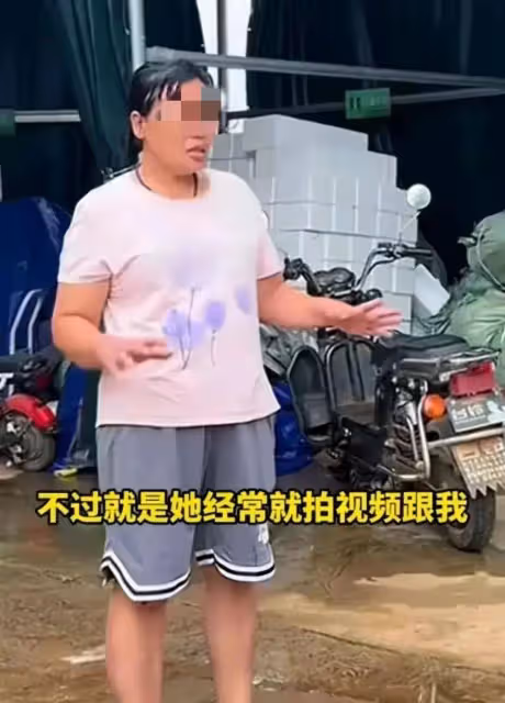 笑死了!全紅嬋不敢回家,穿一雙鞋3330元運動鞋,打扮時尚去擼貓