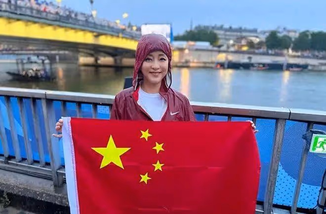 楊瀾與老公合體亮相!56歲優雅窈窕似少女,與200斤老公全程依偎一起像熱戀