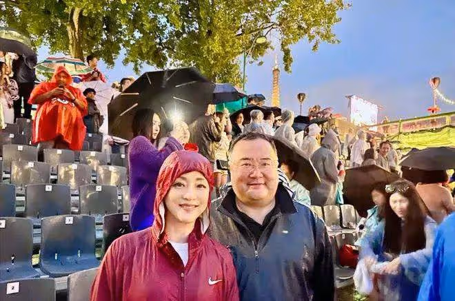 楊瀾與老公合體亮相!56歲優雅窈窕似少女,與200斤老公全程依偎一起像熱戀