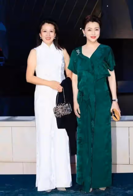 楊瀾與老公合體亮相!56歲優雅窈窕似少女,與200斤老公全程依偎一起像熱戀