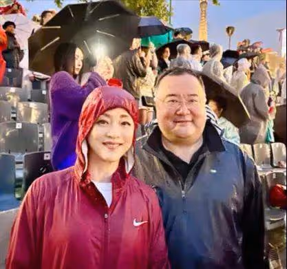楊瀾與老公合體亮相!56歲優雅窈窕似少女,與200斤老公全程依偎一起像熱戀