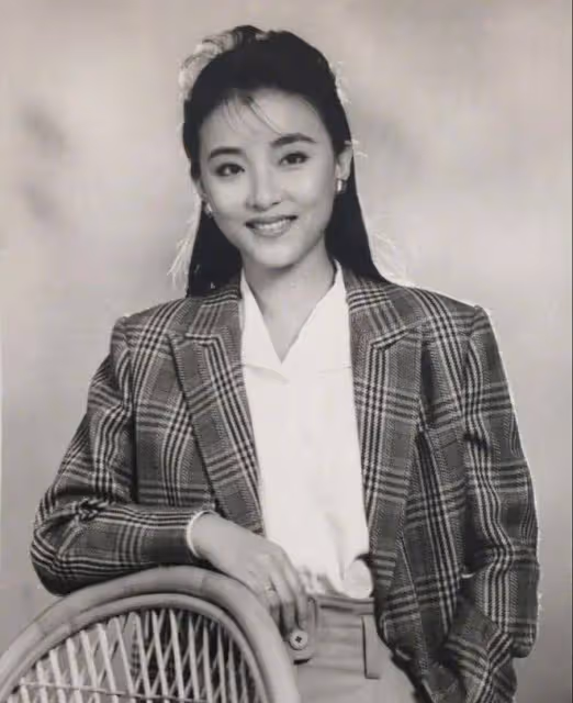 楊瀾與老公合體亮相!56歲優雅窈窕似少女,與200斤老公全程依偎一起像熱戀