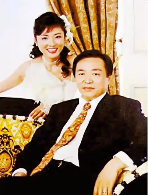 楊瀾與老公合體亮相!56歲優雅窈窕似少女,與200斤老公全程依偎一起像熱戀